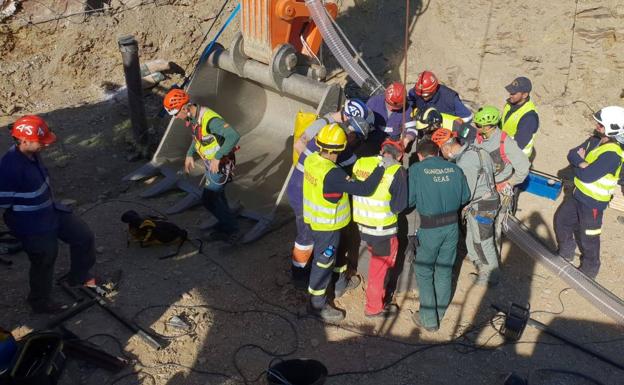 Miembros del equipo de búsqueda, durante los trabajos en el pozo. 