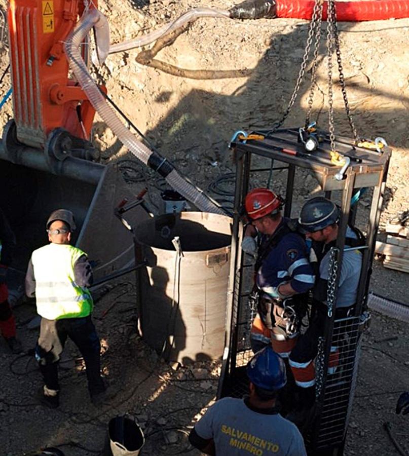 Tras 12 días de intensa búsqueda, el agónico rescate del pequeño Julen ha terminado con el peor de los desenlaces posibles. El niño, de dos años y medio ha sido encontrado muerto después de que los mineros conectaran la galería vertical construida durante la última semana con el pozo al que cayó el pequeño