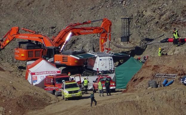 Una grúa prepara la 'jaula' para el descenso de los mineros en el pozo de Totalán.