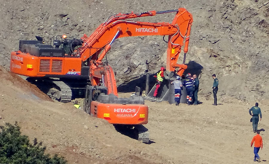 Tras 12 días de intensa búsqueda, el agónico rescate del pequeño Julen ha terminado con el peor de los desenlaces posibles. El niño, de dos años y medio ha sido encontrado muerto después de que los mineros conectaran la galería vertical construida durante la última semana con el pozo al que cayó el pequeño