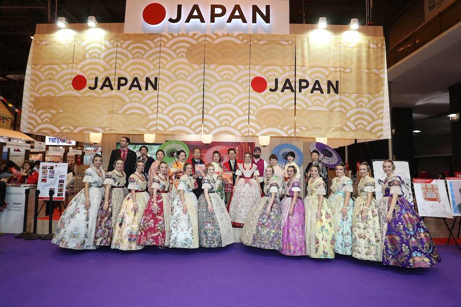 Fotos: La fallera mayor de Valencia 2019, Marina Civera, y su corte de honor, en Fitur