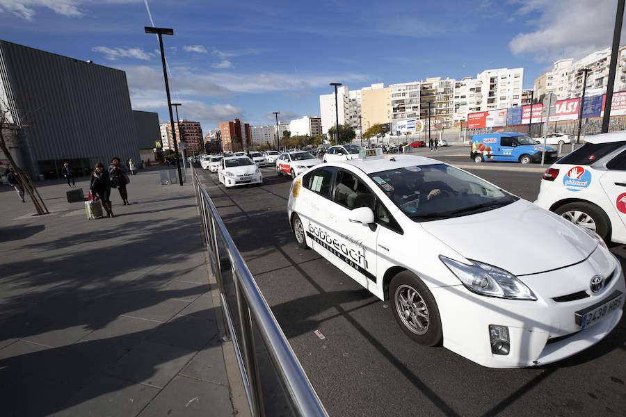 Fotos: Los taxis esperan en la estacion Joaquin Sorolla