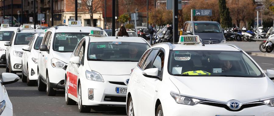 Fotos: Los taxis esperan en la estacion Joaquin Sorolla