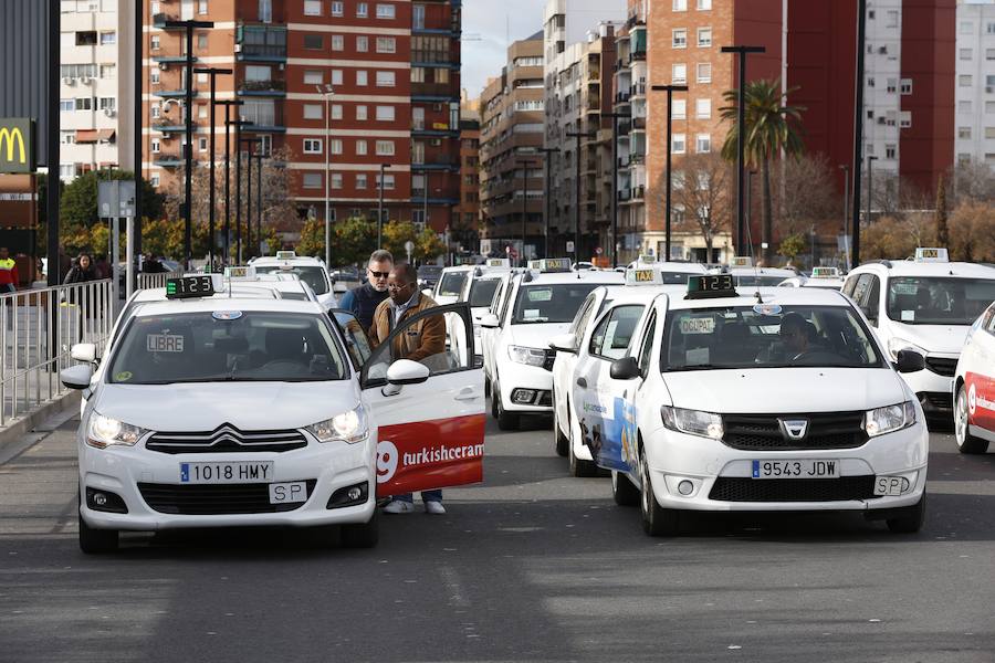 Fotos: Los taxis esperan en la estacion Joaquin Sorolla