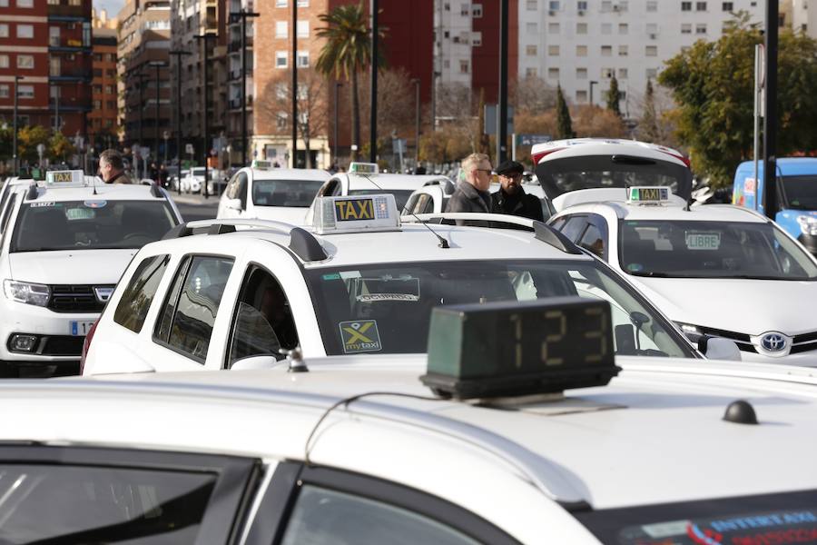 Fotos: Los taxis esperan en la estacion Joaquin Sorolla