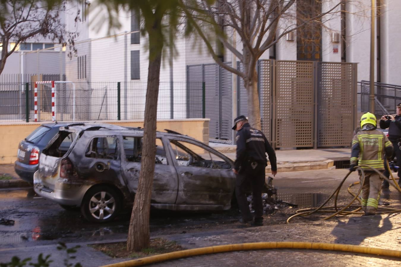 Fotos: Arden tres coches en el barrio de Campanar de Valencia