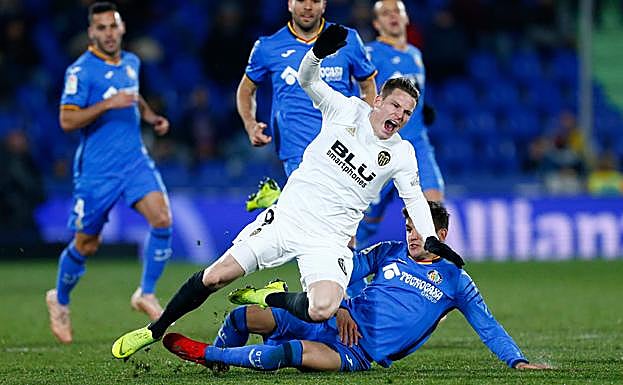 Kavin Gameiro recibe una dura entrada de Arambarri, en el Getafe-Valencia de Copa.