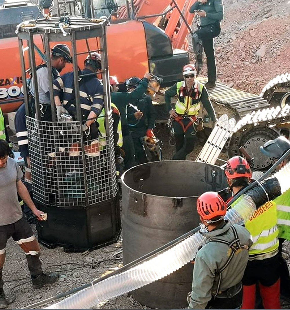 EL HORROR EN 25 CENTÍMETROS. Lo que iba a ser un plácido domingo al aire libre, con paella y niños, se convirtió en una pesadilla cuando Julen, de sólo dos años y con apenas once kilos, cayó en un pozo de 25 centímetros de diámetro, pero con una profundidad de unos 110 metros. Fue el 13 de enero. Ese día se inició un despliegue sin precedentes para intentar sacar al pequeño lo antes posible.