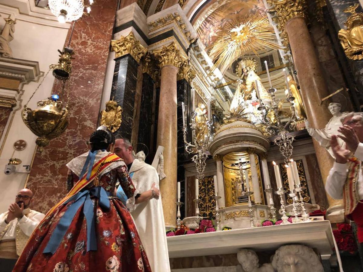 Marina y Civera visitan la Basilíca tras un intenso fin de semana que marca el inicio oficial de su reinado fallero