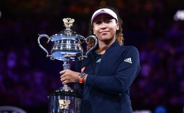 Naomi Osaka posa con el trofeo del Abierto de Australia.