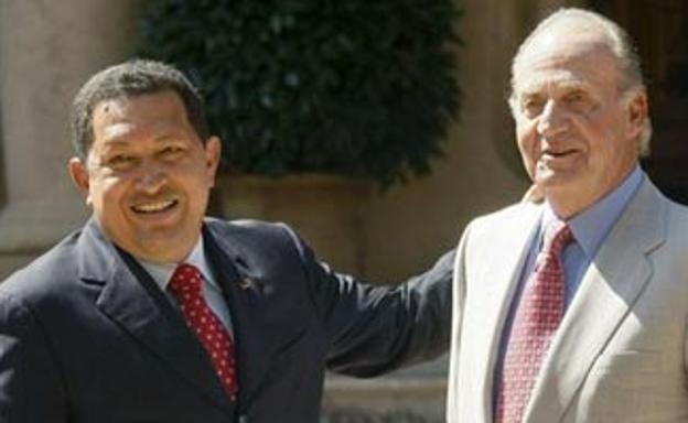 El rey Juan Carlos y el expresidente venezolano Hugo Chávez, en una imagen de 2008. 