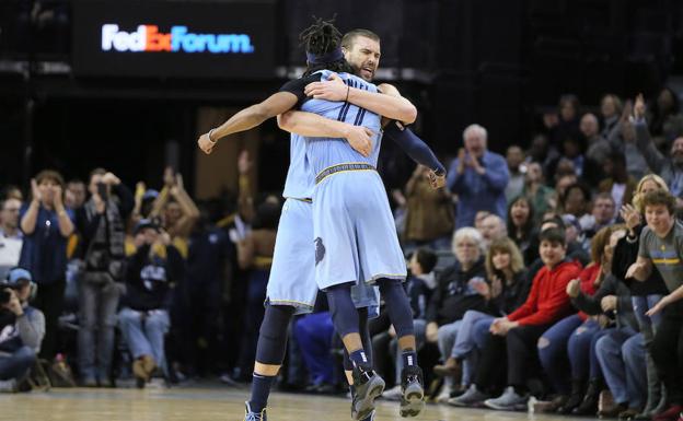 Marc Gasol celebra la victoria con Mike Conley. 