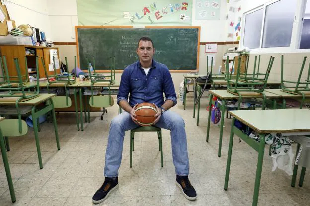 Félix Herráiz, en la clase en la que ejerce como profesor en Valencia. 