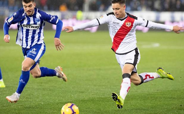 Moreno conduce el balón.