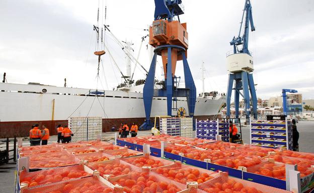 Cajas de naranjas preparadas para su exportación en el puerto de Castellón.