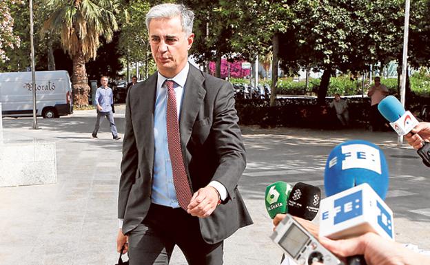 Ricardo Costa, antiguo número dos del PP valenciano, llegando a la Ciudad de la Justicia.