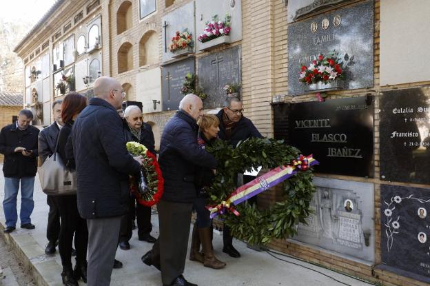 El tradicional acto en el Cementerio General conmemoró ayer el 91 aniversario de la muerte del escritor valenciano. 