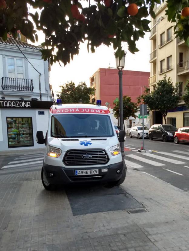 Ambulancia en una acera de la avenida Burjassot. 