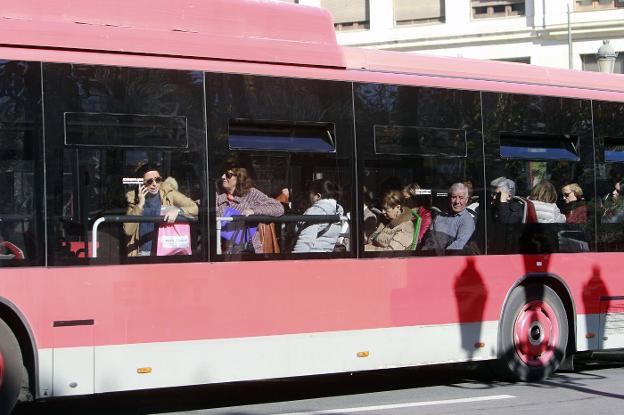 Un autobús de la EMT circula por el centro. 