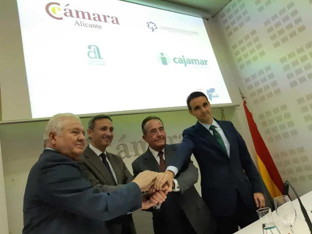 De izquierda a derecha, Francisco Gómez, César Sánchez, Juan Riera y Manuel Nieto, ayer en la sede de la Cámara de Comercio de Alicante. 