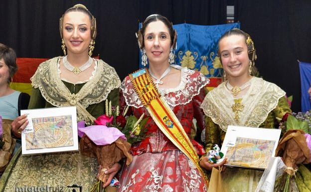 Las falleras mayores de Valencia 2018 Rocío Gil (izquierda) y Daniela Gómez de los Ángeles (derecha) con la fallera mayor de París 2019 Inma Alapont (centro).