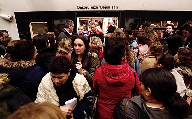 Aglomeración de gente para subir al metro, esta mañana.