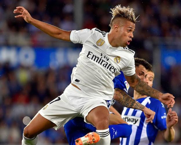 Mariano remata durante el partido ante el Alavés de la primera vuelta. 