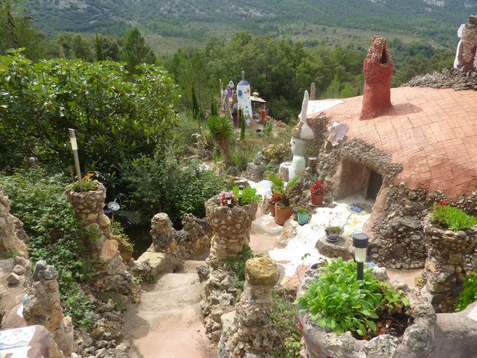 El artista estudió pintura durante dos años y medio en la Academia de Bellas Artes de Stuttgart (Alemania). Tras vivir en diferentes localidades como París o Formentera, en 1985 se enamoró del espacio natural de Benifassà, donde decidió instalar su casa y su Jardín. 