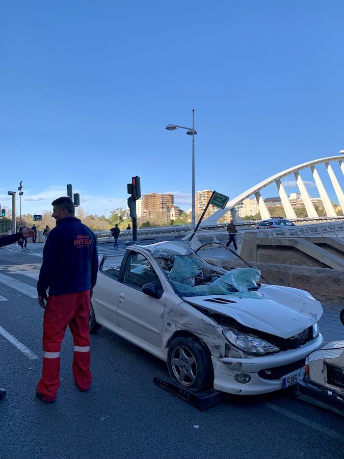 El conductor de uno de los dos vehículos implicados, trasladado al Hospital General