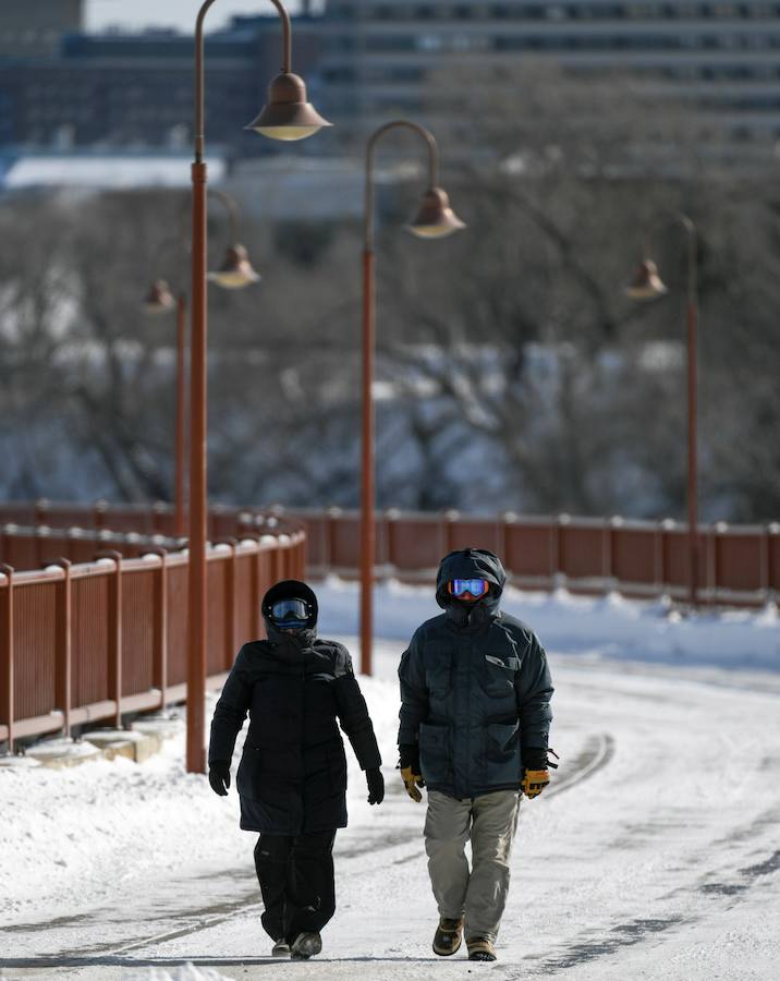 El mediooeste de Estados Unidos se prepara para unos días de frío extremo que podría situar los termómetros cerca de los 40 grados bajo cero, lo que ha llevado a las autoridades a declarar el estado de emergencia y la cancelación de cientos de vuelos. El área de Chicago está acostumbrada a inviernos crudos, y registra un frío récord de -32 grados centígrados en 1985, pero este año el llamado Vortex Polar llega con una fuerza mayor después de 13 días consecutivos de nevadas. Estas temperaturas pueden congelar a una persona en diez minutos. Se trata de una emergencia que ocurre «una vez por década, o cada dos décadas», declaró Dave Dombek, meteorólogo principal de la empresa Accuweather. La Oficina de Emergencias 911 de la ciudad ha advertido a los valientes ciudadanos de que las señales de congelación son hormigueo, palpitaciones y adormecimiento en los dedos de manos y pies, orejas y nariz. Con la congelación, los fluidos corporales se cristalizan y expanden, causando daños en los tejidos que pueden provocar la muerte.