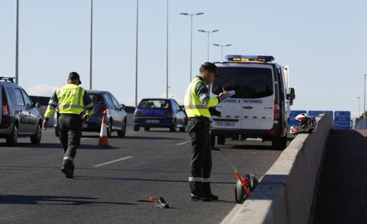 Punto donde tuvo lugar un aparatoso accidente el lunes en el puente de Xirivella. 