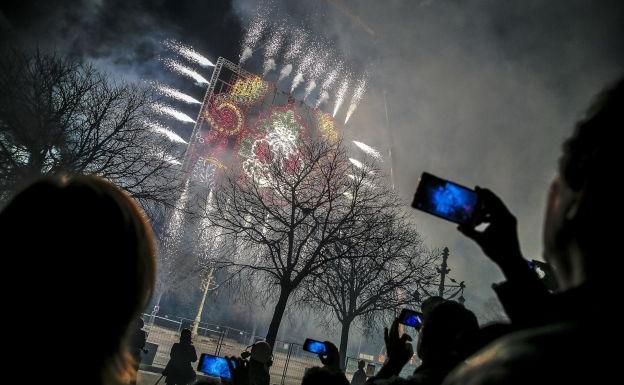 Mascletà vertical en las Fallas de Valencia.