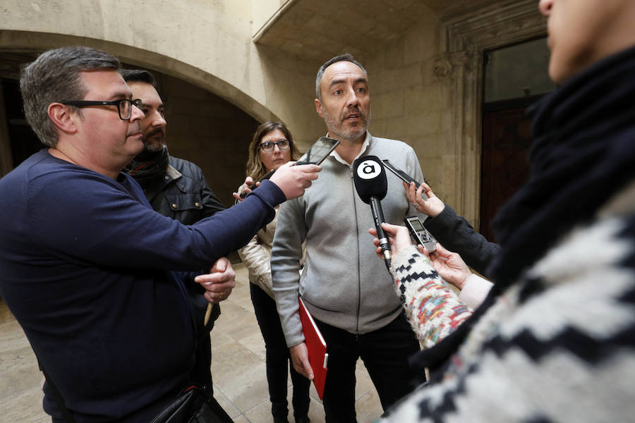 Alrededor de medio centenar de profesionales sanitarios del departamento de salud de Dénia han protagonizado este miércoles dos protestas en Valencia, una a las puertas de la Conselleria de Sanidad o otra frente al Palau de la Generalitat. Los facultativos y enfermeros reclaman que en la próxima reversión del departamento se adopte el modelo Alzira (pasar a ser personal laboral a extinguir) en lugar de estar contratados por el empresa pública que se va a crear para comprar las acciones deDKV y Ribera Salud , empresas que conforman laUTE Marina Salud que, en la actualidad, gestiona el departamento. 