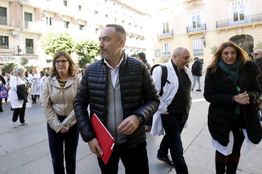 Alrededor de medio centenar de profesionales sanitarios del departamento de salud de Dénia han protagonizado este miércoles dos protestas en Valencia, una a las puertas de la Conselleria de Sanidad o otra frente al Palau de la Generalitat. Los facultativos y enfermeros reclaman que en la próxima reversión del departamento se adopte el modelo Alzira (pasar a ser personal laboral a extinguir) en lugar de estar contratados por el empresa pública que se va a crear para comprar las acciones deDKV y Ribera Salud , empresas que conforman laUTE Marina Salud que, en la actualidad, gestiona el departamento. 