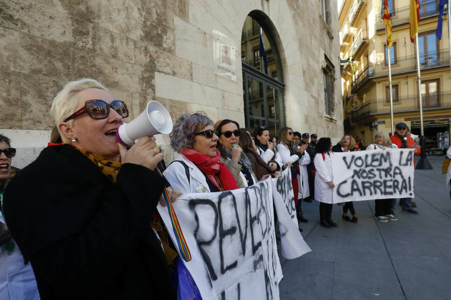 Alrededor de medio centenar de profesionales sanitarios del departamento de salud de Dénia han protagonizado este miércoles dos protestas en Valencia, una a las puertas de la Conselleria de Sanidad o otra frente al Palau de la Generalitat. Los facultativos y enfermeros reclaman que en la próxima reversión del departamento se adopte el modelo Alzira (pasar a ser personal laboral a extinguir) en lugar de estar contratados por el empresa pública que se va a crear para comprar las acciones deDKV y Ribera Salud , empresas que conforman laUTE Marina Salud que, en la actualidad, gestiona el departamento. 