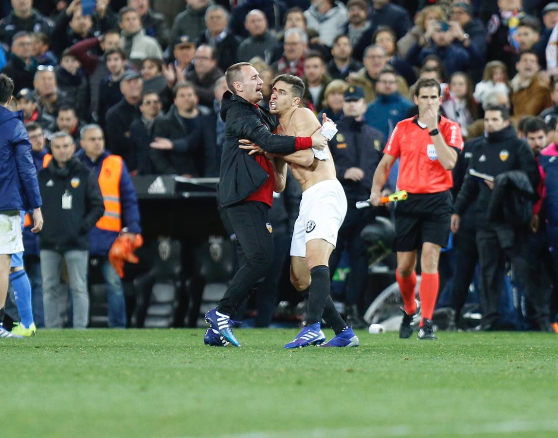 Mestalla vivió una tangana en el césped tras el Valencia-Getafe. Los señalados por el árbitro en el acta: Damián Suárez, Bruno y Jaime Mata. Por el Valencia, Diakhaby estaba desatado, Gabriel Paulista intentaba poner paz sin camiseta y ensangrentado por un golpe con Garay; Guedes y Kondogbia de paisano queriendo participar de la fiesta... 