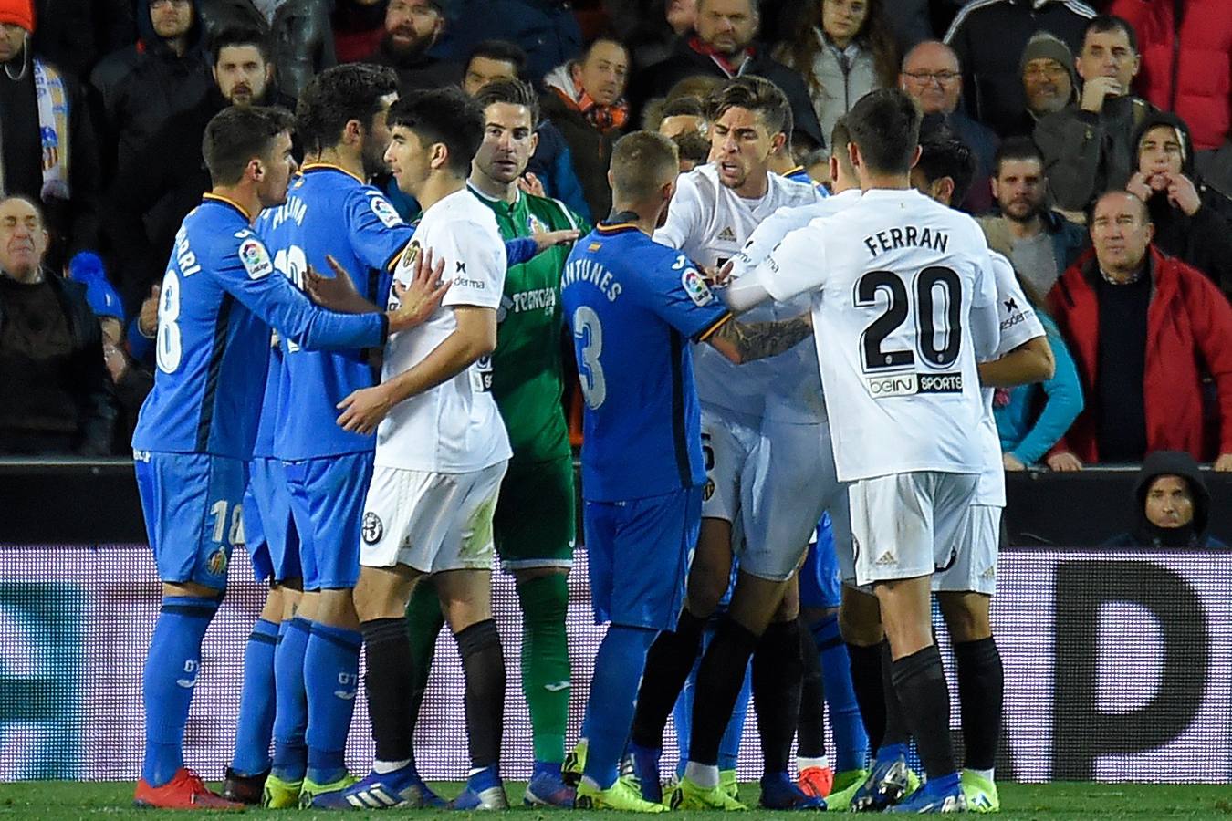 Mestalla vivió una tangana en el césped tras el Valencia-Getafe. Los señalados por el árbitro en el acta: Damián Suárez, Bruno y Jaime Mata. Por el Valencia, Diakhaby estaba desatado, Gabriel Paulista intentaba poner paz sin camiseta y ensangrentado por un golpe con Garay; Guedes y Kondogbia de paisano queriendo participar de la fiesta... 