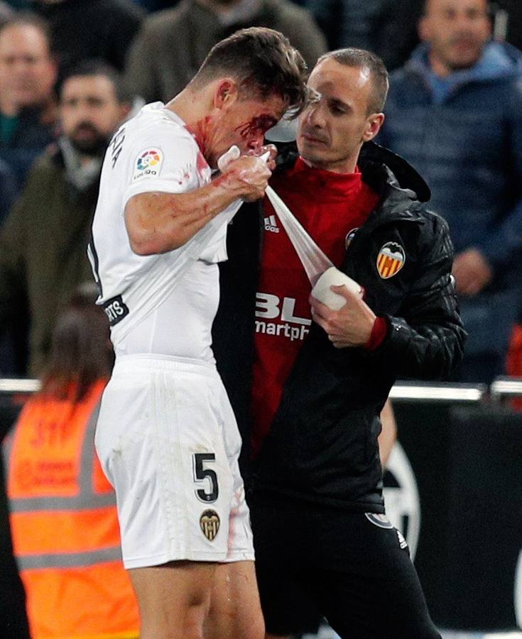 Mestalla vivió una tangana en el césped tras el Valencia-Getafe. Los señalados por el árbitro en el acta: Damián Suárez, Bruno y Jaime Mata. Por el Valencia, Diakhaby estaba desatado, Gabriel Paulista intentaba poner paz sin camiseta y ensangrentado por un golpe con Garay; Guedes y Kondogbia de paisano queriendo participar de la fiesta... 