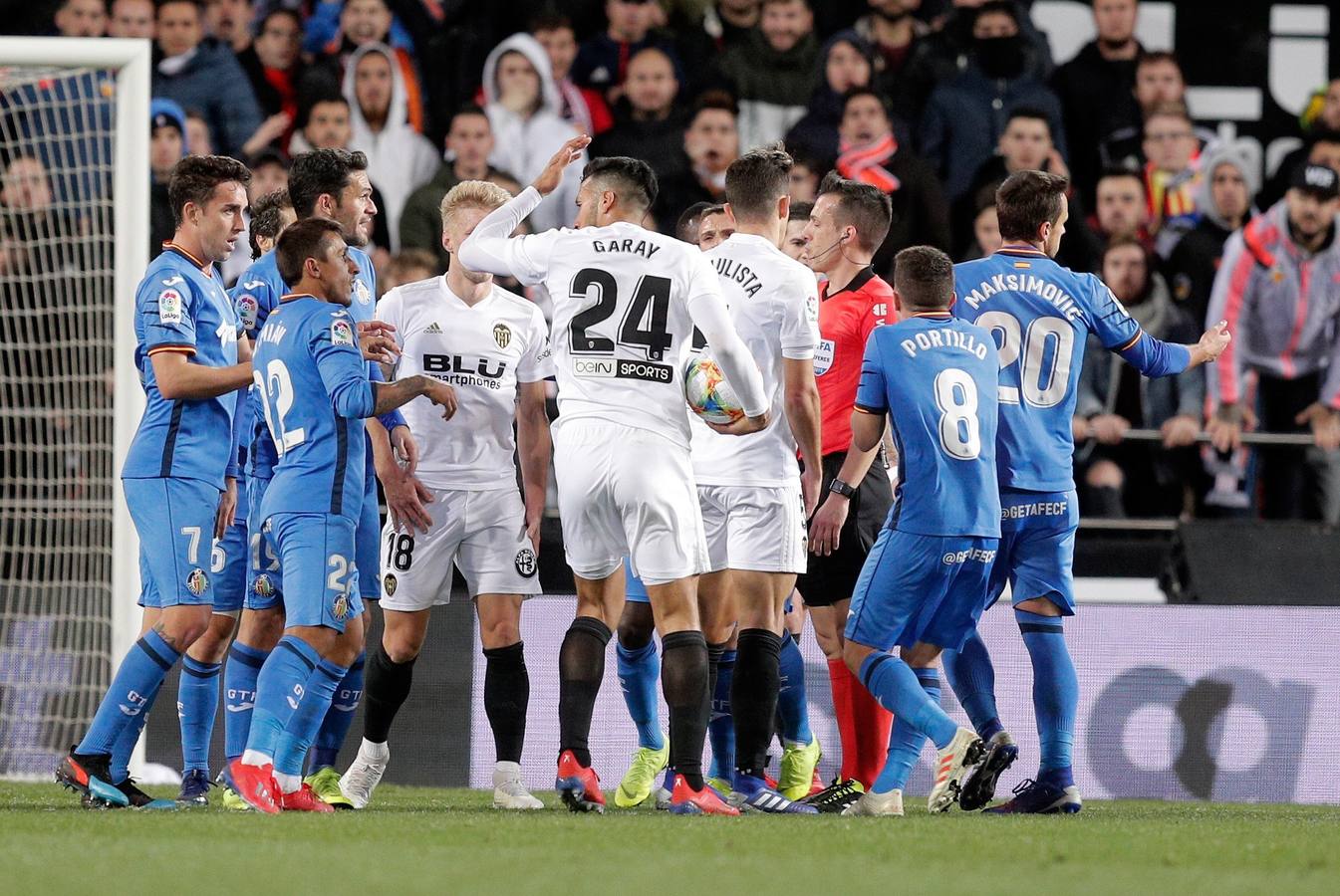 Antes de la remontada del Valencia al Getafe en Copa, ya se produjeron piques, patadas, entradas duras, tarjetas, protestas, amagos de tanganas... 