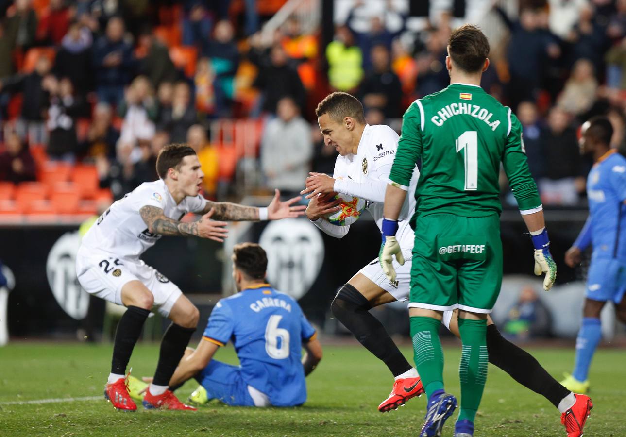 Mestalla vivió una tangana en el césped tras el Valencia-Getafe. Los señalados por el árbitro en el acta: Damián Suárez, Bruno y Jaime Mata. Por el Valencia, Diakhaby estaba desatado, Gabriel Paulista intentaba poner paz sin camiseta y ensangrentado por un golpe con Garay; Guedes y Kondogbia de paisano queriendo participar de la fiesta... 