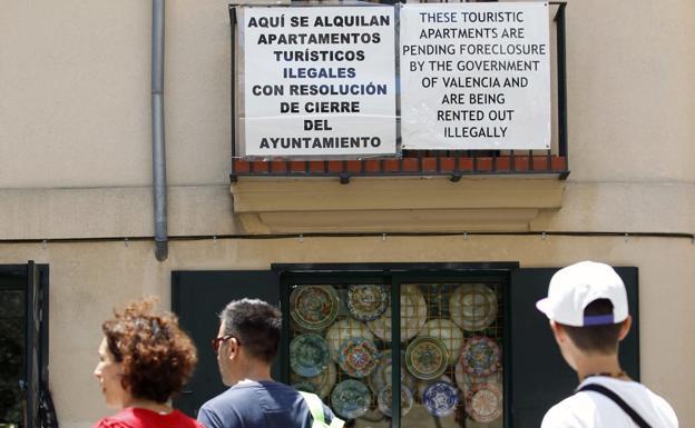 Carteles de protesta en una finca de Ciutat Vella.