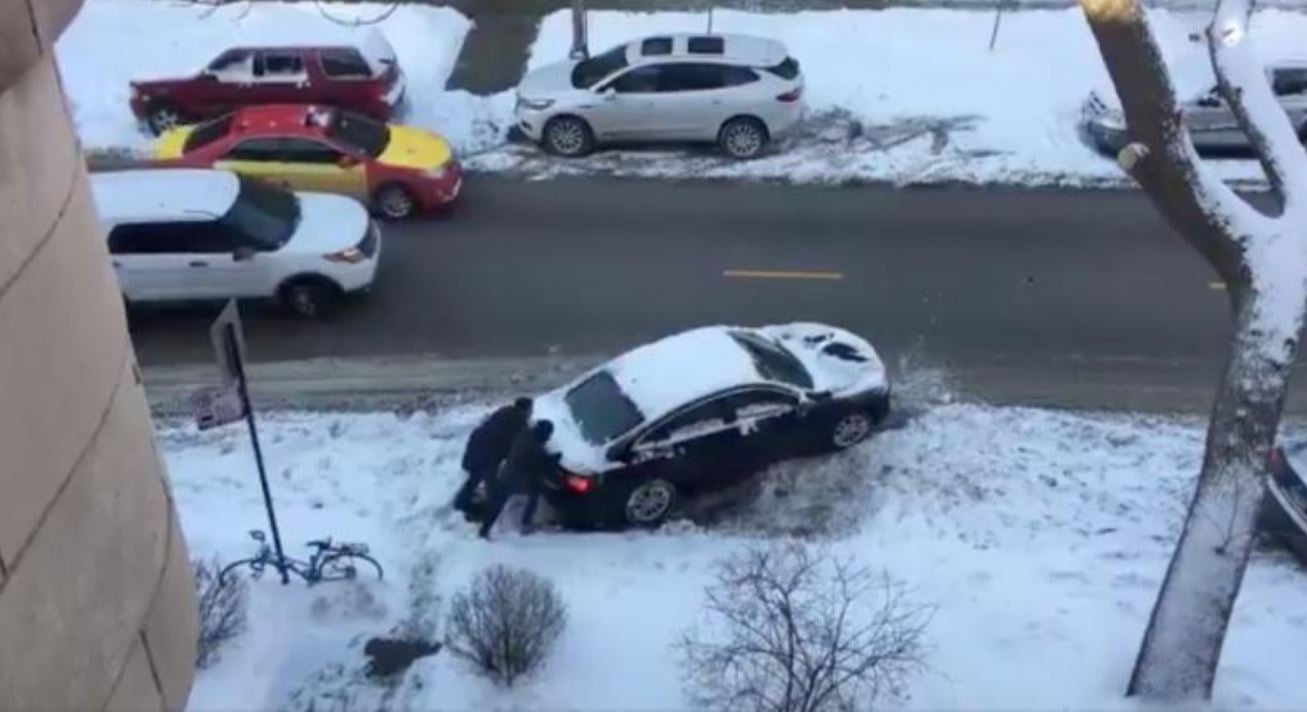 El mediooeste de Estados Unidos se prepara para unos días de frío extremo que podría situar los termómetros cerca de los 40 grados bajo cero, lo que ha llevado a las autoridades a declarar el estado de emergencia y la cancelación de cientos de vuelos. El área de Chicago está acostumbrada a inviernos crudos, y registra un frío récord de -32 grados centígrados en 1985, pero este año el llamado Vortex Polar llega con una fuerza mayor después de 13 días consecutivos de nevadas. Estas temperaturas pueden congelar a una persona en diez minutos. Se trata de una emergencia que ocurre «una vez por década, o cada dos décadas», declaró Dave Dombek, meteorólogo principal de la empresa Accuweather. La Oficina de Emergencias 911 de la ciudad ha advertido a los valientes ciudadanos de que las señales de congelación son hormigueo, palpitaciones y adormecimiento en los dedos de manos y pies, orejas y nariz. Con la congelación, los fluidos corporales se cristalizan y expanden, causando daños en los tejidos que pueden provocar la muerte.