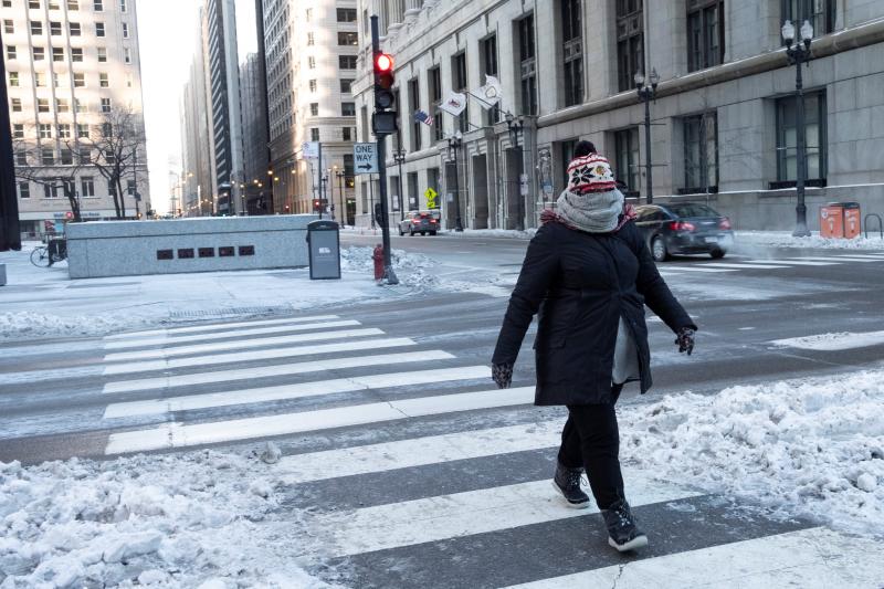 Las temperaturas extremas dejan ocho muertos en los estados de Illinois, Wisconsin, Iowa y Nebraska, y varios casos de congelamiento. En algunos casos han desplomado los termómetros hasta los 40 grados bajo cero, por lo que las autoridades han instado a la ciudadanía a extremar la precaución.