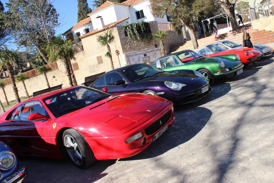 El taller valenciano Carrera Classic Car reunió a su club de amigos en Viver para recaudar fondos destinados a la fundación 'el sueño de Vicky'.