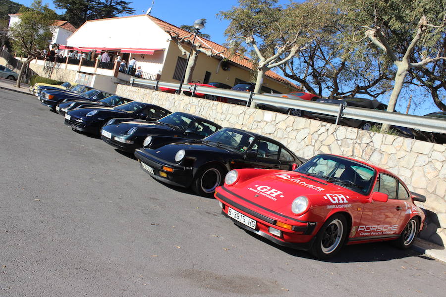 El taller valenciano Carrera Classic Car reunió a su club de amigos en Viver para recaudar fondos destinados a la fundación 'el sueño de Vicky'.