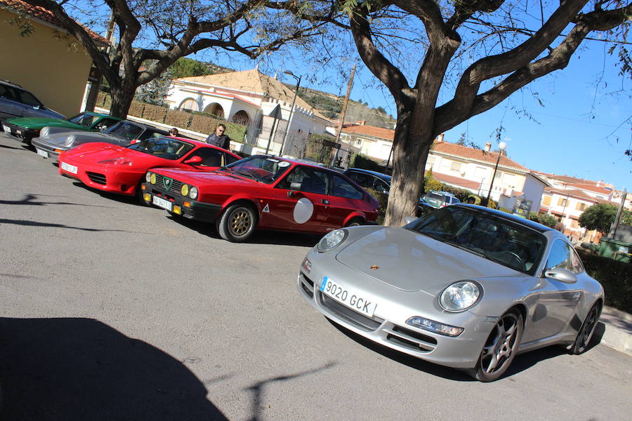 El taller valenciano Carrera Classic Car reunió a su club de amigos en Viver para recaudar fondos destinados a la fundación 'el sueño de Vicky'.