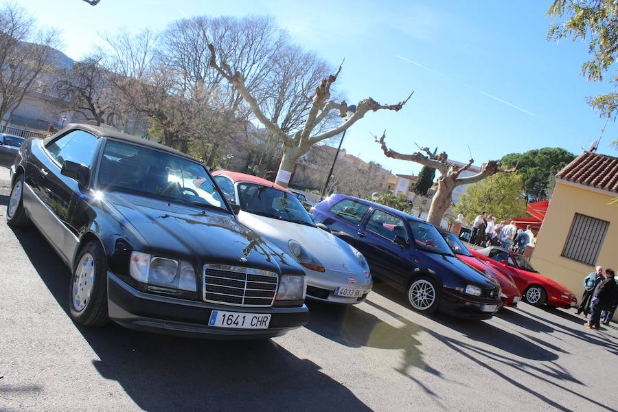 El taller valenciano Carrera Classic Car reunió a su club de amigos en Viver para recaudar fondos destinados a la fundación 'el sueño de Vicky'.