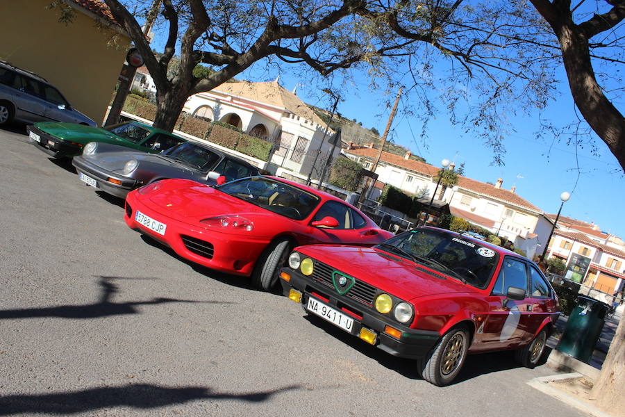 El taller valenciano Carrera Classic Car reunió a su club de amigos en Viver para recaudar fondos destinados a la fundación 'el sueño de Vicky'.