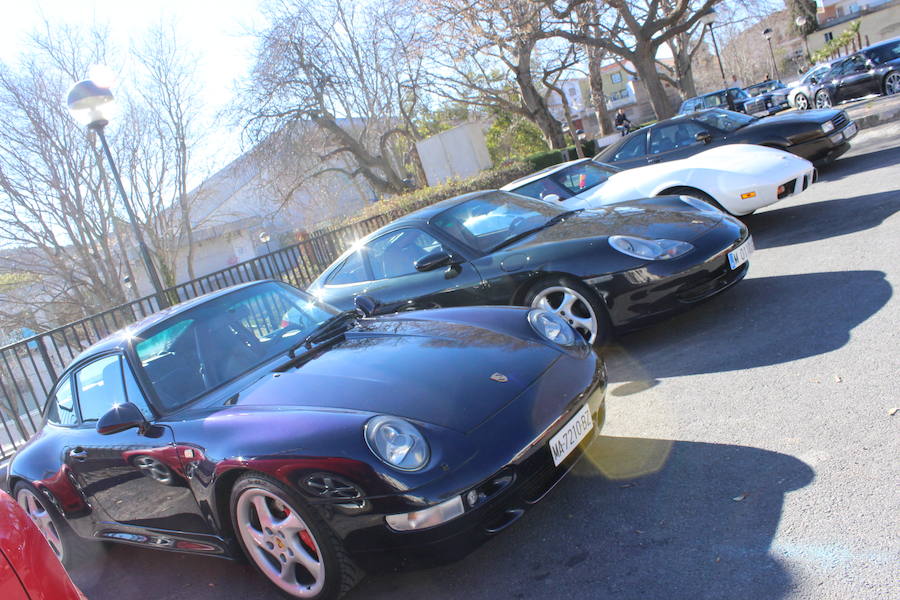 El taller valenciano Carrera Classic Car reunió a su club de amigos en Viver para recaudar fondos destinados a la fundación 'el sueño de Vicky'.