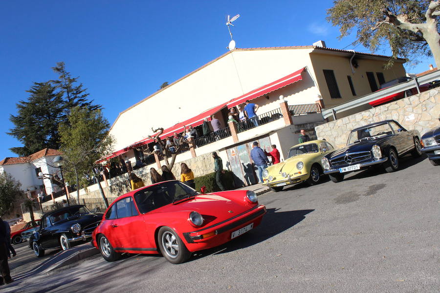 El taller valenciano Carrera Classic Car reunió a su club de amigos en Viver para recaudar fondos destinados a la fundación 'el sueño de Vicky'.